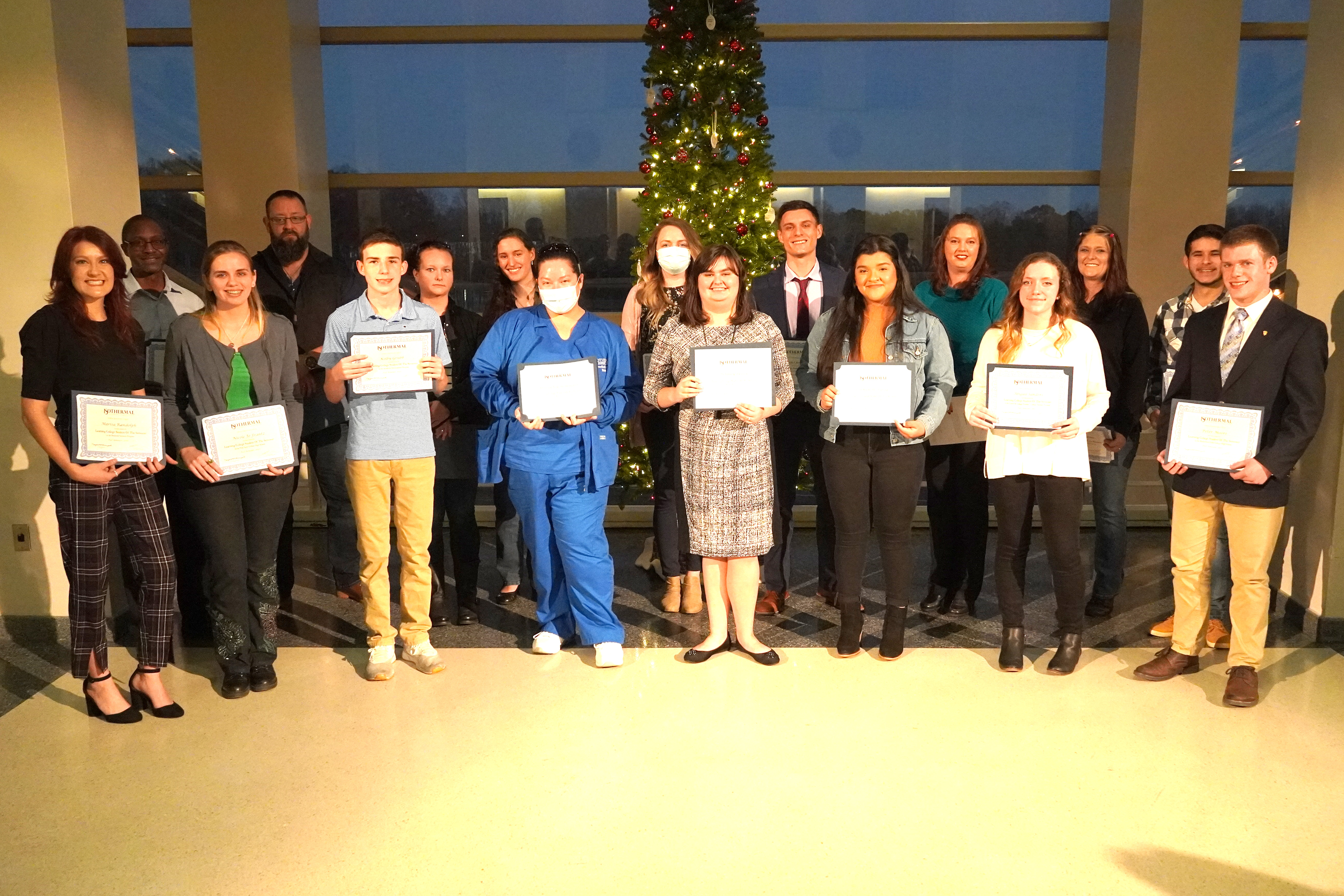 Group photo of all students with their certificate.